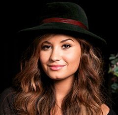 Trendy Hair Style : Demi Lovato’s hair makes a run for it in concert: Watch the video here