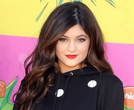 Trendy Hair Style : Kylie Jenner Takes $125,000 Mercedes-Benz SUV for “Spa Day”