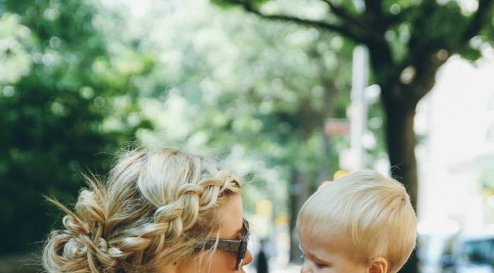 Trendy Hair Style : Peachy – Barefoot Blonde by Amber Fillerup Clark