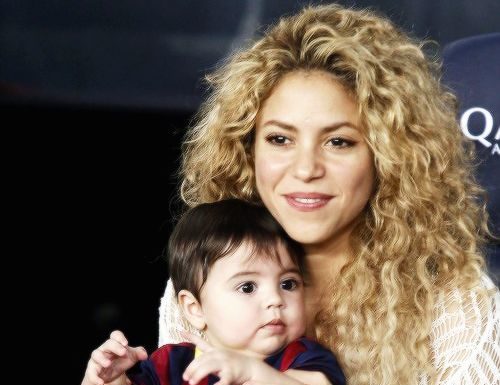 Trendy Hair Style : Shakira and son SALE EL SOL…