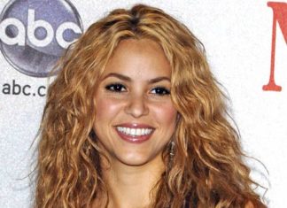 Trendy Hair Style : Shakira Hairstyle – Long Curly Casual –