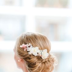 Wedding Hair With Flowers & jewels : #brautfrisur #haarschmuck #blumenkranz Zarter Haarschmuck von Kido Design für 2…