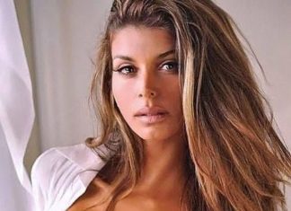 Bikinis Swimwear One pieces & Cover Ups : Busty Girls Doing it RIGHT