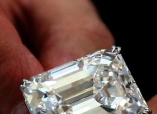 Diamond Rings : 100 carat FANCYS Type | A Colorless Flawless Diamond