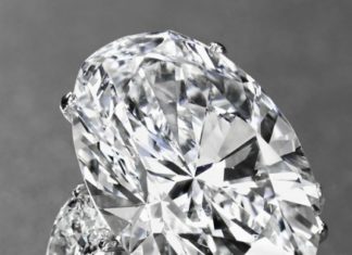 Diamond Rings : AN IMPORTANT DIAMOND RING, BY GRAFF. Set with an oval-shaped diamond, weighing…