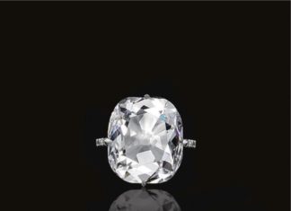 Diamond Rings : Claw-set with a round-cornered rectangular modified brilliant-cut diamond weighi…