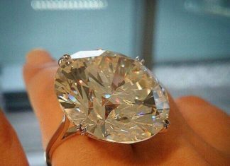 Diamond Rings : Could this diamond ring be more perfect? repost from Anastassia Haas #Magnificen…