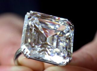 Diamond Rings : extremely rare emerald-cut white diamond weighing 52,82 carats…
