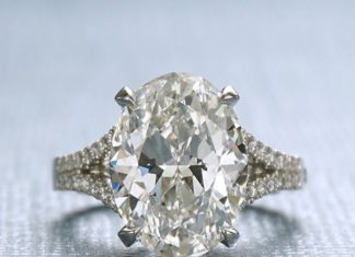 Diamond Rings : Gorgeous oval diamond and perfectly set with a delicate band #diamond #engagemen…