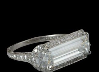 Diamond Rings : HANCOCKS, London.1.78ct D VS1 baguette-cut.Horizontally set baguette and demi-mo…