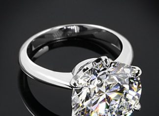 Diamond Rings : Platinum "Classic Knife-Edge" Solitaire Engagement Ring set with a GLO…