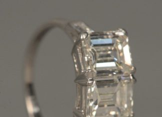 Diamond Rings : : Platinum three stone diamond ring set with three, Lot Number: 0068, Starting B…