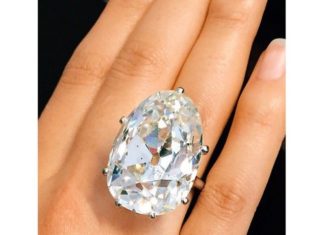 Diamond Rings : The Stone Set on Instagram: “What 74 carats looks like. #regram from @tomburstein
#diamonds #finejewelry #jewelry #ChristiesJewels #VanCleefAndArpels”