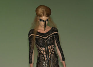 Fashion : cheongsaam:
Alexander McQueen S.S 2003