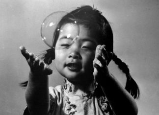 Fashion Editorial : hauntedbystorytelling:
Gjon Mili :: Soap Bubble, 1941
/…