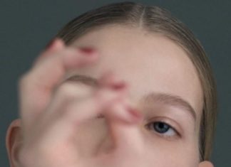 Fashion Editorial : midnight-charm:
Holly Smith photographed by Iringó Demeter for…