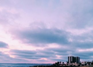 Fashion : @fashiondailymag pink skies via @chvnele