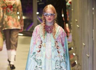 Fashion : fashiondailymag:
aaaaah. sparkle x pale opulence..GUCCI fw17…