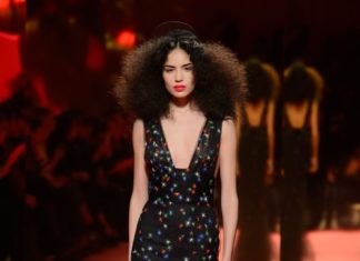 Fashion : fashiondailymag:
big hair + stars at Schiaparelli haute couture…