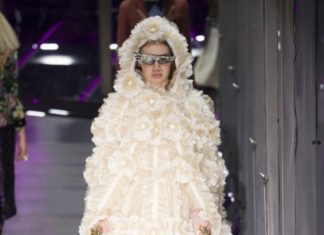 Fashion : fashiondailymag:
flowered bunny. GUCCI fw17 faves MFW
(Ph…
