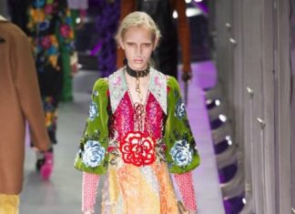 Fashion : fashiondailymag:
sparkled + flowered. GUCCI fw17 faves MFW. (ph…
