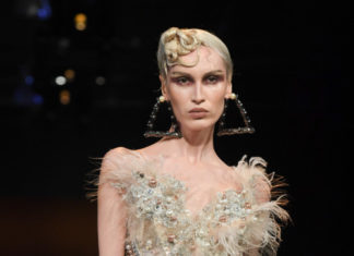 Fashion : fashiondailymag:
the blonds sparkle fw17 @nyfw.
(preciosa…