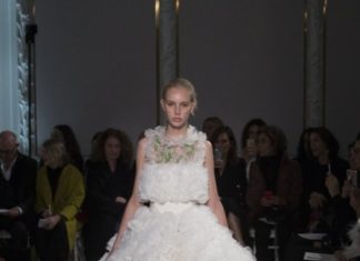 Fashion : fashiondailymag:
the lovely fluff.
Dreamy couture by…