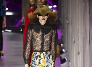 Fashion : fashiondailymag:
this hair! LACE + floral GUCCI fw17 faves…