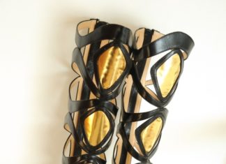 Fashion : fashiondailymag:
ya these fab gold + black beauties for the feet…