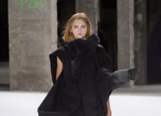Fashion : fdmlovesfashion:
fashiondailymag:
BLACK AND WHITE. rick owens….