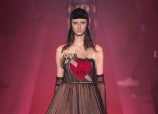 Fashion : fdmlovesfashion:
GUCCi SS17.
(ph fashionwirepress)