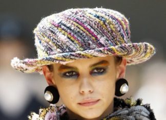 Fashion : notordinaryfashion:
Chanel Haute Couture F/W 2017-18