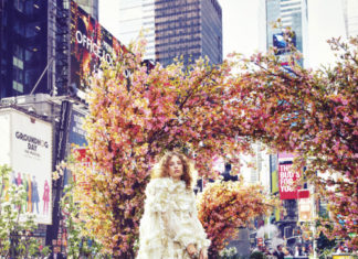 Fashion : Petra Collins in Times Square @gucci‘s Urban Garden.