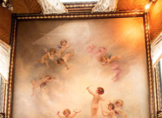 Fashion : these angels are in the interior one of the most expensive cars…