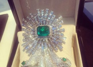Loose Diamond : Gorgeous Brooch with 22.55 cts Emerald as a center stone #emerald #emeraldbrooch…