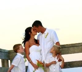 Short Wedding Dresses : CUTE and casual :). So much fun for a wedding outdoors. Simple, elegant, and cas…