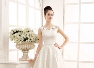 Short Wedding Dresses : Robe de mariage A-ligne ivoire avec fleur de col bateau…