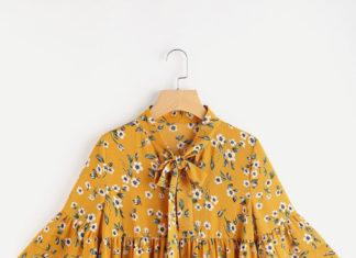 Street Style : Layered Bell Sleeve Botanical Top