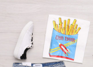 Street Style : rabbitelisabeth:
Anyone wants this T-shirt???
Right…