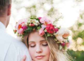 Wedding Hair With Flowers & jewels : Style Me Pretty | GALLERY & INSPIRATION | GALLERY: 8502 | PHOTO: 624740…