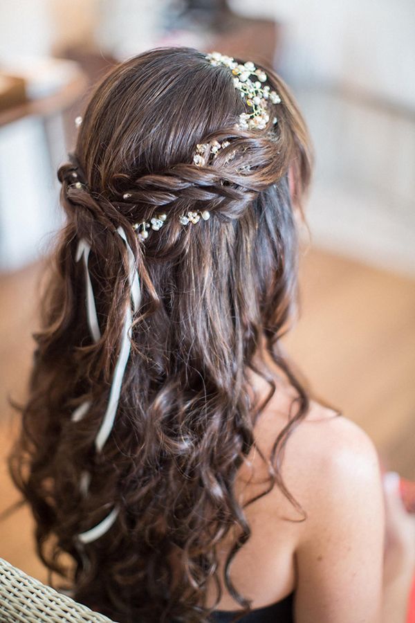 Wedding Hair With Flowers Jewels ヘアスタイルで印象が決まる 花冠 が似合うロマンテ Youfashion Net Leading Fashion Lifestyle Magazine