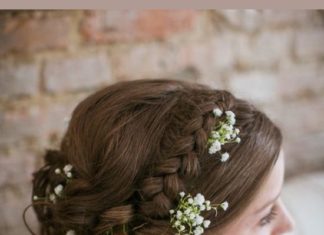 Wedding Hair With Flowers & jewels : Beautiful bride with a touch of flowers in her hair and the classic pearl strand…