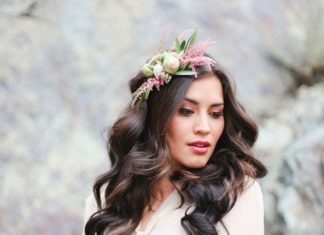 Wedding Hair With Flowers & jewels : Flores para cabelo de noiva – Fresh Flower Wedding Hair | Bridal Musings Wedding…