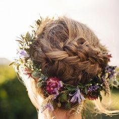 Wedding Hair With Flowers & jewels : Josi und Gus, DIY Gartenhochzeit in Australien von Manuela Clemens – Hochzeitsguide