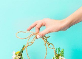 Wedding Hair With Flowers & jewels : This Is The Easiest DIY Flower Crown EVER #refinery29 www.refinery29.co… Step …
