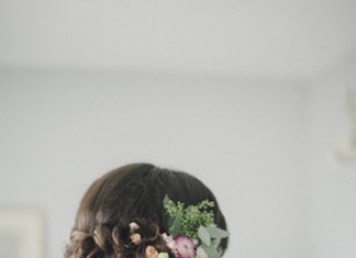 Wedding Hair With Flowers & jewels : Tocado de flores naturales de la novia. Boda romántica de verano organizada y d…