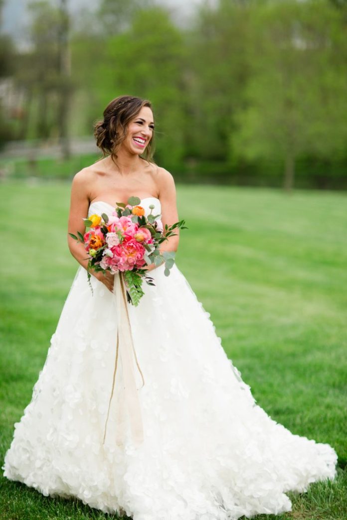 Stunning strapless Vera Wang wedding dress: Wedding Dress: Vera Wang - www.style...