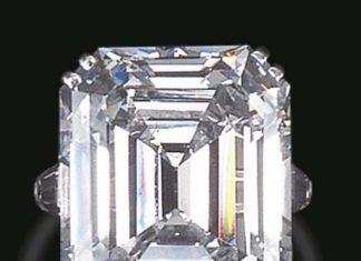 Diamond Rings : A MAGNIFICENT SINGLE-STONE DIAMOND RING, BY HARRY WINSTON Set with a rectangular…