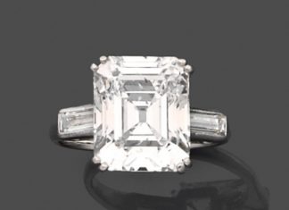Diamond Rings : Bague solitaire diamant en platine, ornée d'un diamant rectangulaire &#…