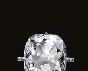 Diamond Rings : EXCEPTIONAL DIAMOND RING, JAR Claw-set with a round-cornered rectangular modifie…